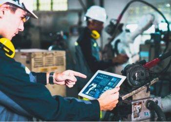 Cobots vs. Industrial Robots: Navigating the Advantages of Collaboration